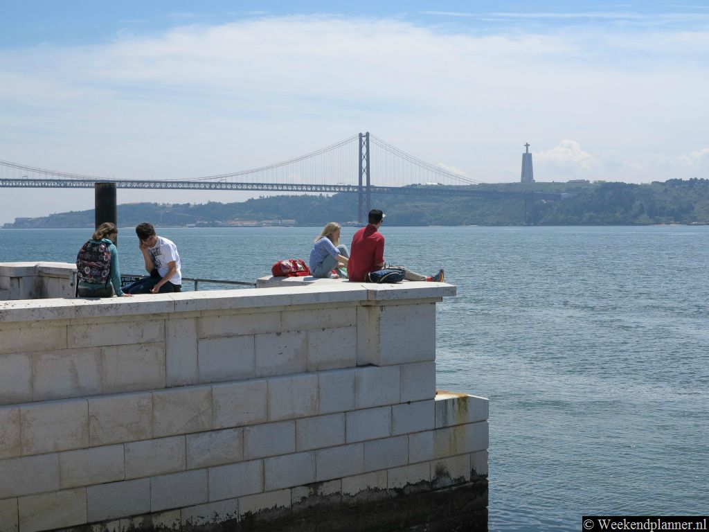 Belém ligt aan de rivier de Taag. Je hebt hier een mooi uitzicht op de hangbrug, de Ponte 25 de Abril. Aan de overkant van de rivier ligt Almada met het grote standbeeld van Jezus.